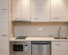Diseño de cocina a medida en Elche con isla central y acabados modernos