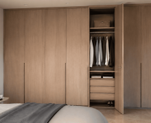 Armario a medida de madera natural integrado en un dormitorio luminoso de estilo mediterráneo