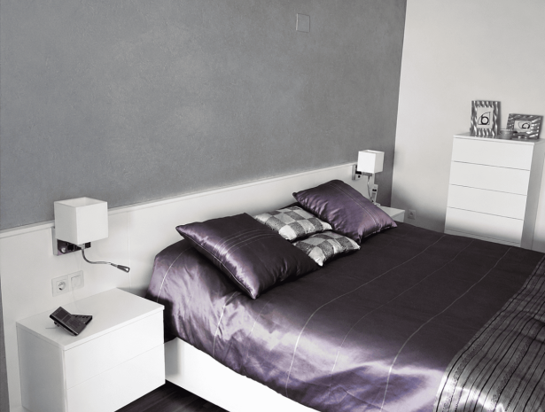 Cabezal de dormitorio a medida en blanco con mesillas suspendidas, luces de lectura y enchufes integrados.