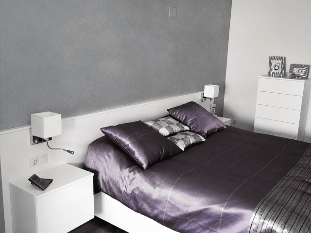 Cabezal de dormitorio a medida en blanco con mesillas suspendidas, luces de lectura y enchufes integrados.
