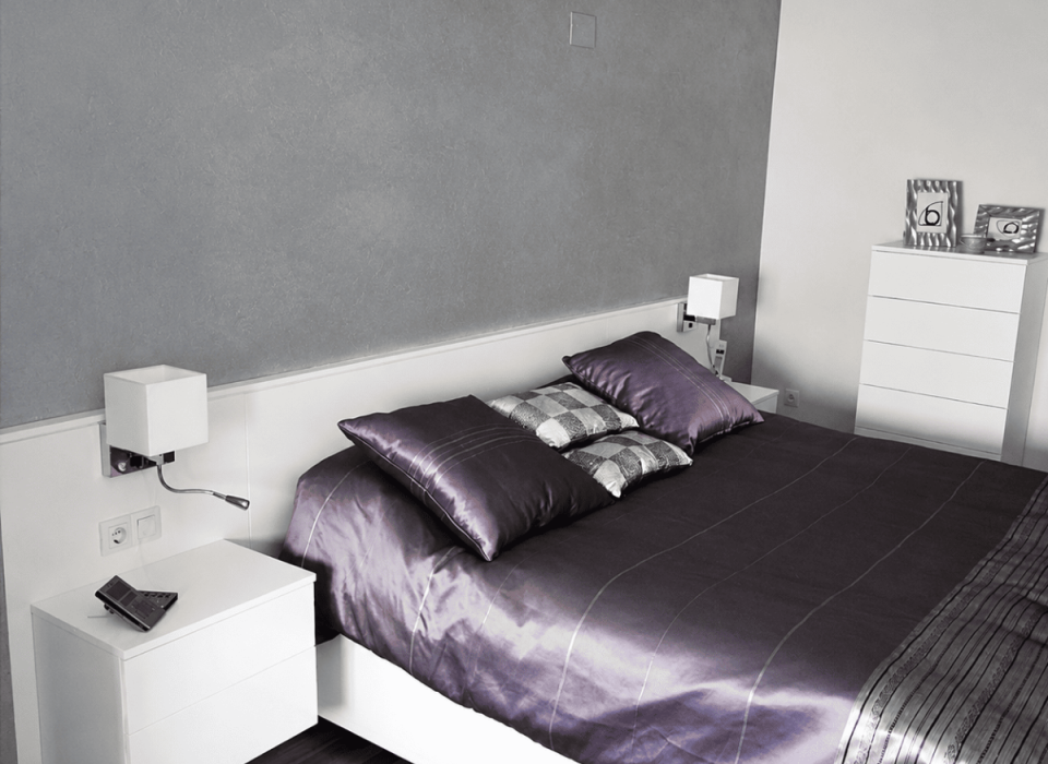 Cabezal de dormitorio a medida en blanco con mesillas suspendidas, luces de lectura y enchufes integrados.