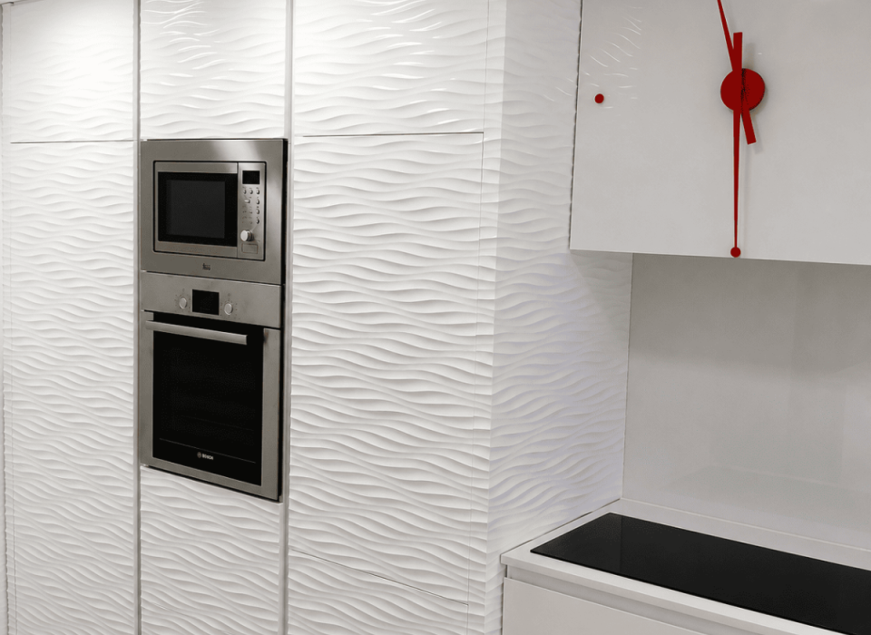 Cocina a medida en Elche con frentes ondulados