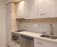 Cocina a medida en Elche con mobiliario de madera y soluciones de almacenamiento personalizadas