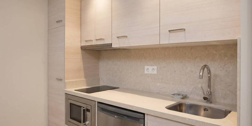Cocina a medida en Elche con mobiliario de madera y soluciones de almacenamiento personalizadas