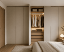 Armario empotrado a medida en tonos claros con iluminación interior y cajoneras de madera